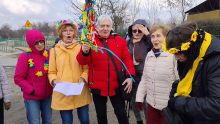 Na zdjęciu grupa osób podczas spaceru z grupą o-CAL-eni dotyczącą pożegnania zimy i powitania wiosny- Marzanna.