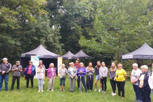 Zdjęcie grupy seniorów w parku karłowickim we Wrocławiu.