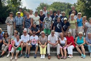 na zdjęciu na schodach w kilku rzędach stoją i siedzą uczestnicy zwodów