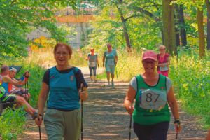 na zdjęciu seniorki podczas zawodów z nordic walking