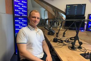 Zdjecie na ktorym jest Franciszek dietetyk w studiu radia rodzina.