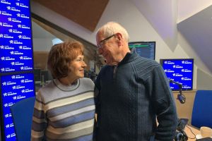 Na zdjęciu w studiu Radia Rodzina para senioralna patrząca sobeie w oczy.