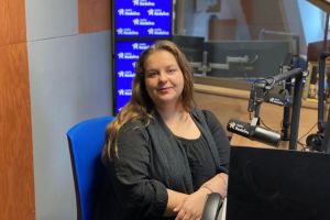 Fotografia ze studia Radia Rodzina.Na zdjęciu Kobieta w studiu radiowym.