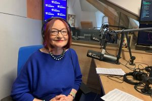W studiu radiowym siedząca na fotelu przy mikrofonie Elżbieta Wodala.