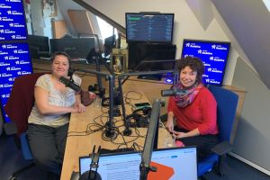 Na zdjęciu 2 panie siedzące w studiu radiowym. 