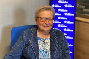 Elżbieta Węgrzyn na zdjęciu w studiu Radia Rodzina.