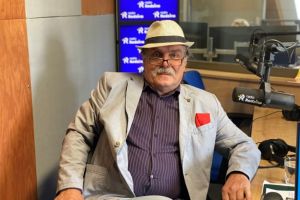 Franciszek Sowa na zdjęciu w studiu radia rodzina. 