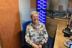 Małgorzata Kołodziej na zdjęciu w studiu radia rodzina