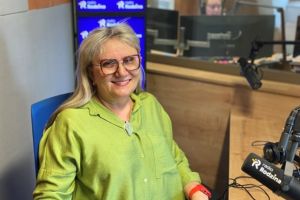 Mariola Skowron na zdjęciu w studiu Radia Rodzina.