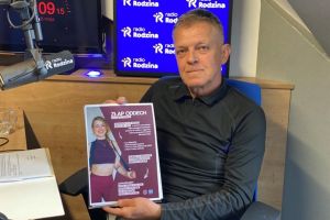 Renato Dżugaj na zdjęciu w studiu radia rodzina.