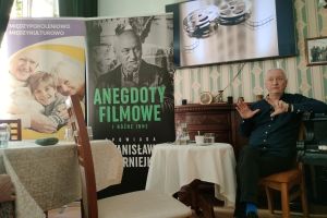 Stanisław Dzierniejko w sali kameralnej podczas spotkania. 