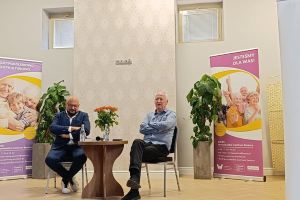 Na zdjęciu Piotr Gąsowski i Stanisław Dzierniejko w ramach 6. Wrocławskiego Filmowego Centrum Seniora.