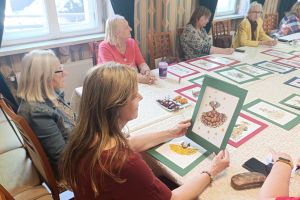 Na zdjęciu uczestniczki warsztatów florotypii z Panią Elżbietą Wodałą. 
