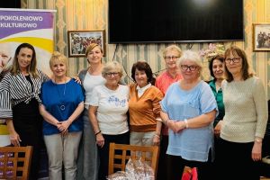 Grupa Pań w sali konferencyjnej pozująca do zdjęcia.