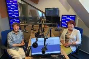 Na fotografii dwie panie w studiu radiowym, mówiące o Klubie Seniora Kużniki.