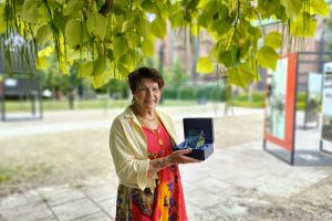 Na zdjęciu Ewa Rapacz, laureatka tytułu Przyjaciel Seniora 