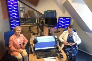 Dwie kobiety w studiu radiowym.