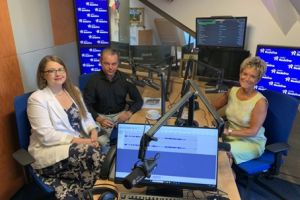 Trzy osoby w studiu.