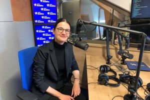 Pani dr geriatra w studiu radiowym.