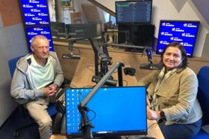 Dwie osoby w studiu.