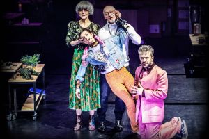 Zdjęcie aktorów na scenie w teatrze.