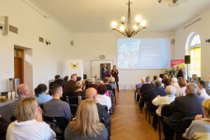 Pani Kamila Polańska i Pan dyrektor Robert Pawliszko witają przybyłych gości w sali Wrocławskiego Centrum Rozwoju Społecznego.