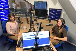 2 kobiety podczas nagrania audycji radiowej.