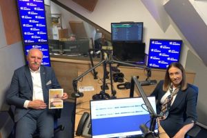 Pan Robert Pawliszko i Ola Szermach w studiu radiowym.