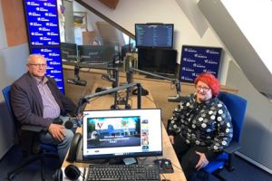 Dwie osoby siedzące w studiu Radia Rodzina.