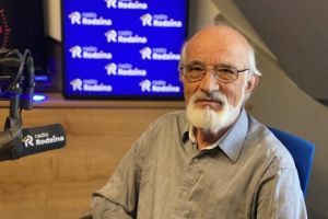 Mężczyzna w studiu radiowym. 