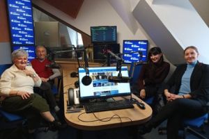 Na zdjęciu znajdują się cztery osoby w studiu Radia Rodzina.