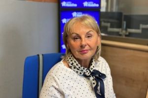 Kobieta w studiu radia rodzina.