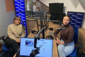 W studiu radiowym widzimy sierż. Klaudia Bębenek z Wydziału Prewencji i Patrolowego Komendy Miejskiej Policji we Wrocławiu oraz asp. sztab. Anna Nicer z zespołu komunikacji wrocławskiej policji.