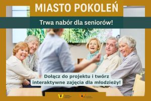 seniorzy siedzący przy stole podczas wykładu prowadzonego przez młodszą osobę.