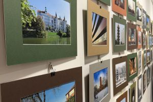 Zdjęcia wywieszone na ścianie.