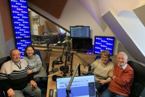 Ewa i Adam Orzechowski oraz Mariola i Stanisław Jabłoński w studiu Radia Rodzina.