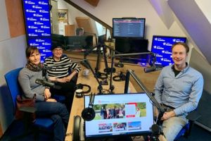 Trzy osoby w studiu Radia Rodzina.