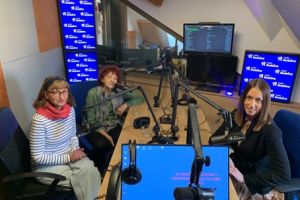 Aleksandra Szermach i dwie Seniorki w radiu Rodzina.