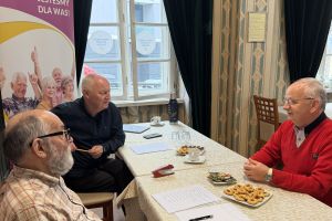 Stanisław Dzierniejko o Zbigniew Waleryś siedzą po jednej stronie stołu po drugiej stronie senior biorący udział w castingu.