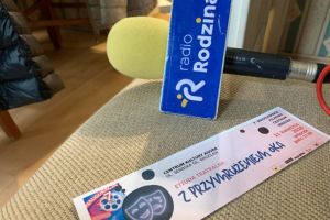Bilet wstępu na spektakl i mikrofon Radia Rodzina.