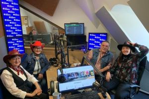 Na zdjęciu członkowie zespołu „Dance Country Senior" w studiu Radia Rodzina.