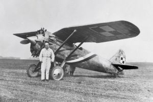 Kadr z filmu, na czarnobiałym zdjęciu pilot B. Orliński stojący przy samolocie.  