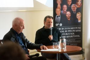 Stanisław Dzierniejko i Robert Więckiewicz siedzą na krzesłach podczas spotkania z seniorami.