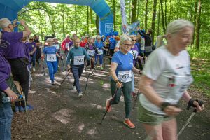 Seniorzy na zawodach w parku podczas Mistrzostw w nordic walking.