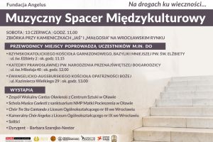 Grafika to poziomy plakat informujący o wydarzeniu kulturalnym pt. "Muzyczny Spacer Międzykulturowy", zorganizowanym przez Fundację Angelus. Plakat jest przejrzysty, utrzymany w stonowanej kolorystyce bieli, szarości i fioletu. W prawym dolnym rogu widoczne jest zdjęcie fragmentu jasnych, kamiennych schodów.