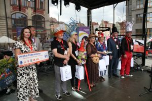 Na scenie laureaci konkursu pt. Kapelusz i kreacja to najlepsza kombinacja podczas Dni Seniora 2026. 