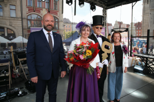 Wreczenie kluczy do miasta seniorom przez prezydenta miasta Wrocław.